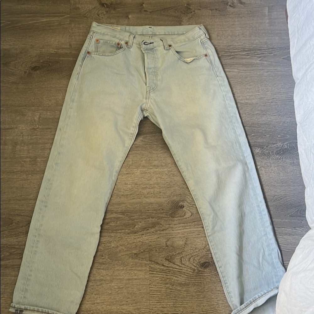 Men’s Levi’s light wash jeans